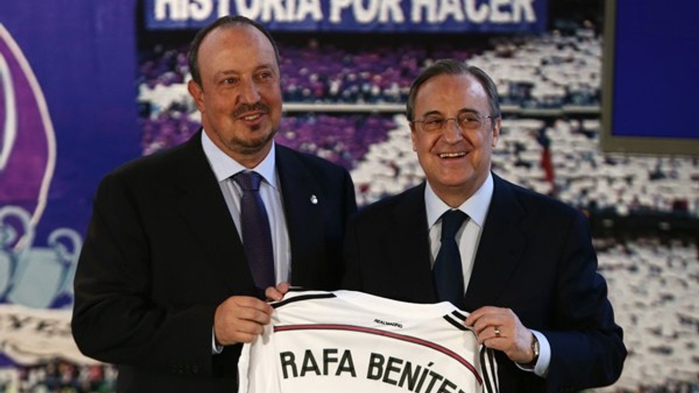 Tréner Rafael Benítez (vľavo) a prezident Realu Florentino Perez.