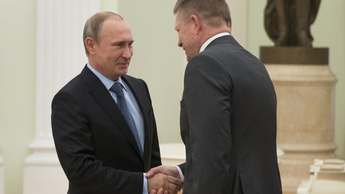 Robert Fico (vpravo) hovoril na stretnutí s Vladimirom Putinom aj o Slovane.