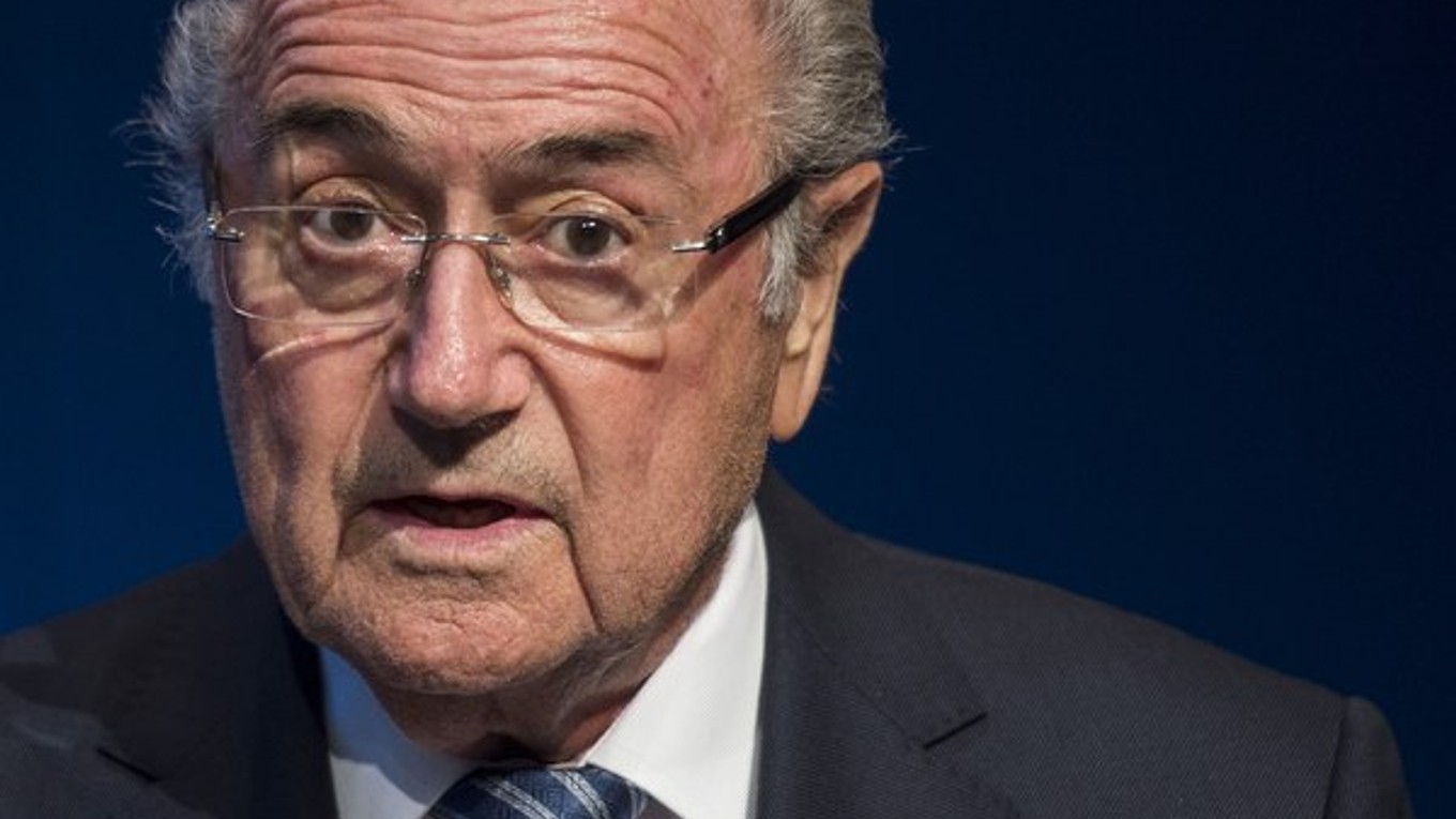 Sepp Blatter odstúpil z postu prezidenta FIFA iba štyri dni po jeho opätovnom zvolení.