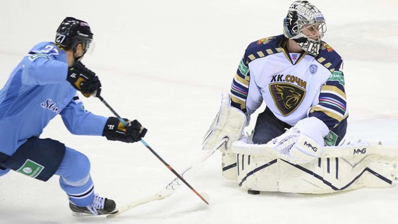HK Soči nastúpil v poslednej sezóne aj proti Slovanu Bratislava. Na snímke útočník Slovana Ladislav Nagy s brankárom Soči Tomášom Pöpperlem.