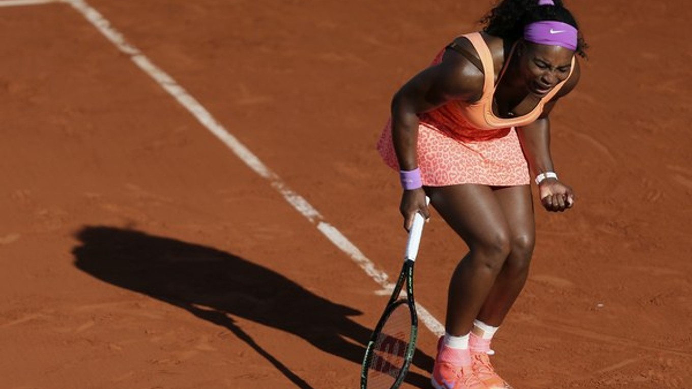 Serena Williamsová sa v semifinále polovicu zápasu trápila, ale napokon vybojovala postup.