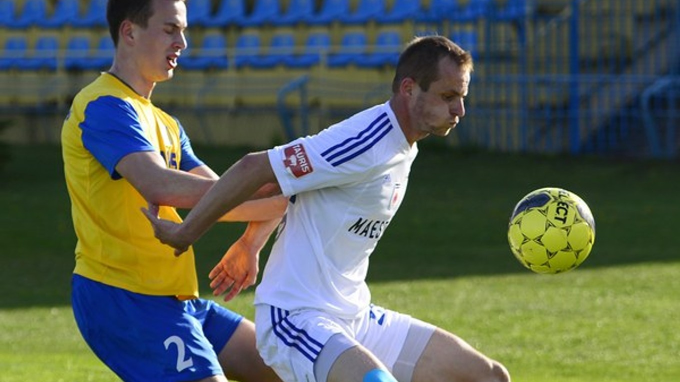 Boris Sekulič (vľavo) v drese Košíc v súboji s Ružomberčanom Martinom Nosekom.