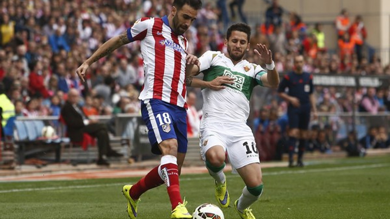 Jesus Gamez z Atlética Madrid (vľavo) v súboji s hráčom Elche Ferranom Corominasom.