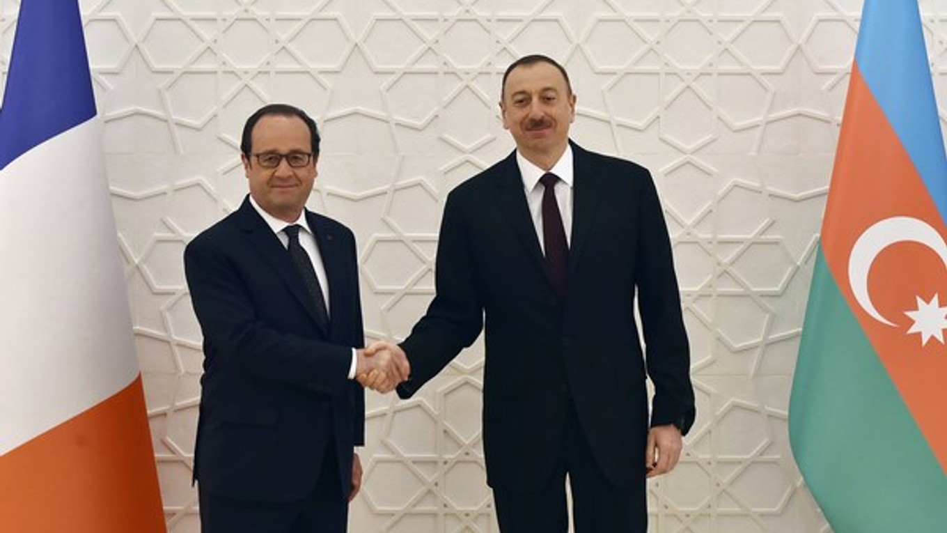 Azerbajdžanskú hlavu štátu Ilchama Alieva (vpravo) si neradno pohnevať.