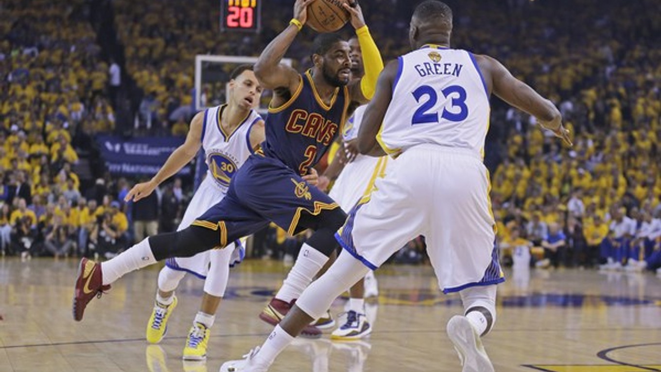 Kyrie Irving (v strede s loptou v rukách) patrí medzi kľúčových hráčov tímu.