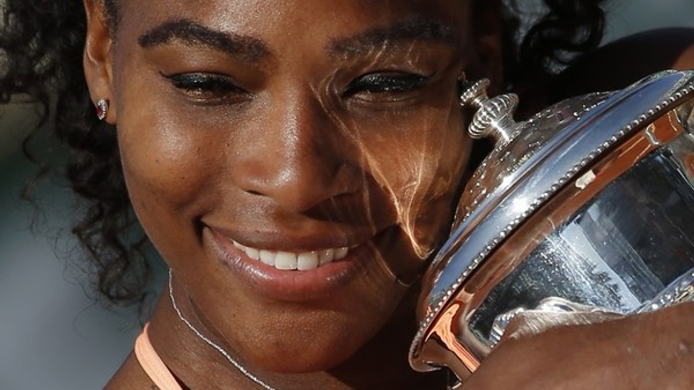 Serena Williamsová pózuje s trofejou pre tohtoročnú víťazku ženskej dvojhry na turnaji Roland Garros v Paríži.