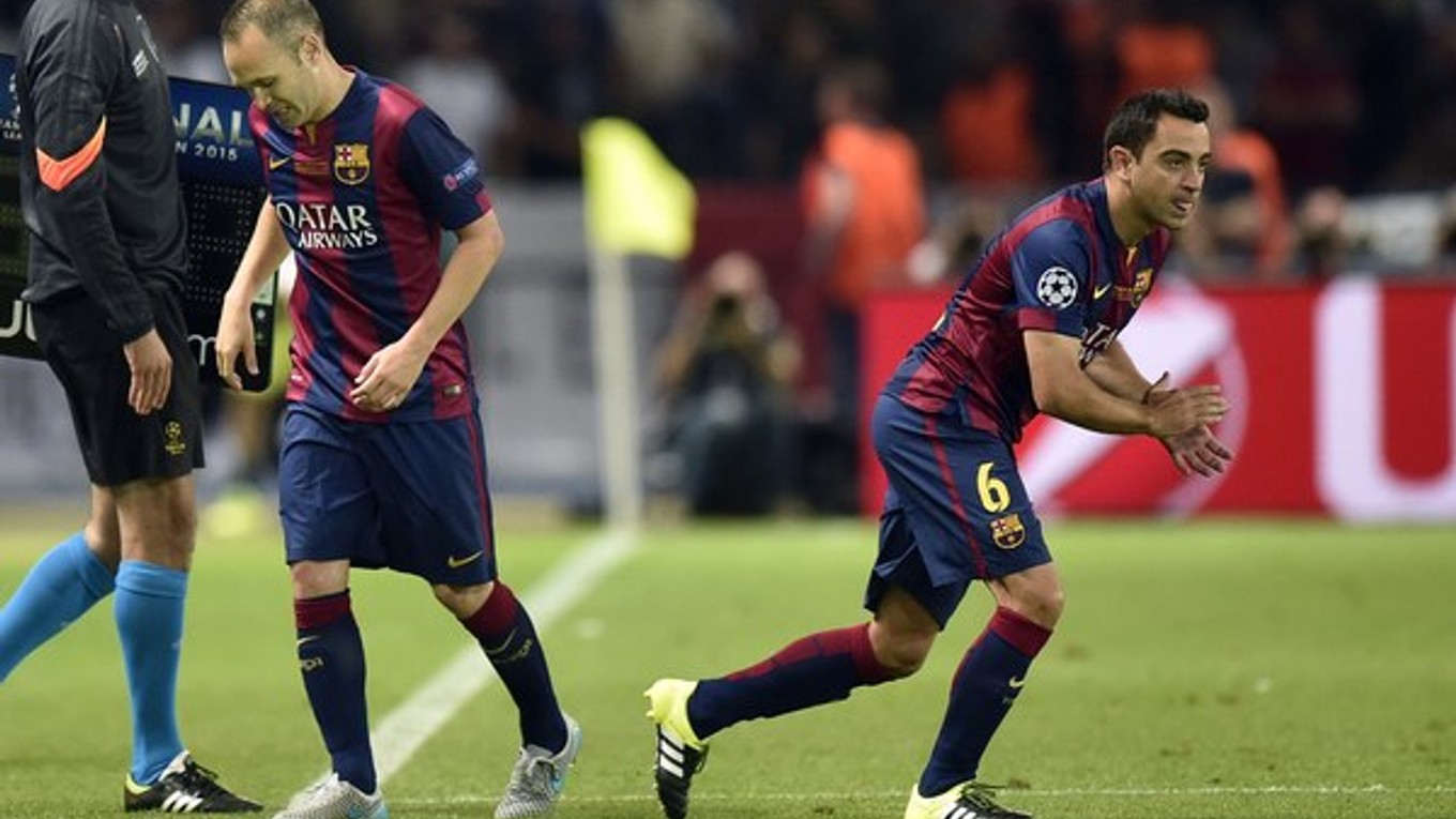 Striedanie velikánov. Iniesta (vľavo) prenechal Xavimu miesto na trávniku, ako aj kapitánsku pásku.