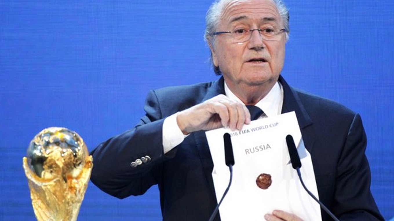 Dnes už bývalý šéf FIFA Sepp Blatter bol pre mnohých futbalových fanúšikov symbolom arogancie moci.