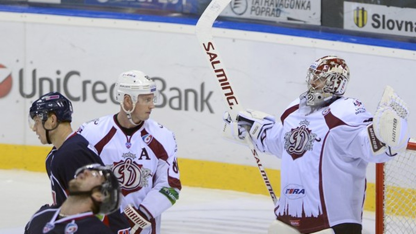 Hokejisti Dinama Riga (v bielych dresoch) hrali v KHL v uplynulých sezónach aj proti Slovanu Bratislava.