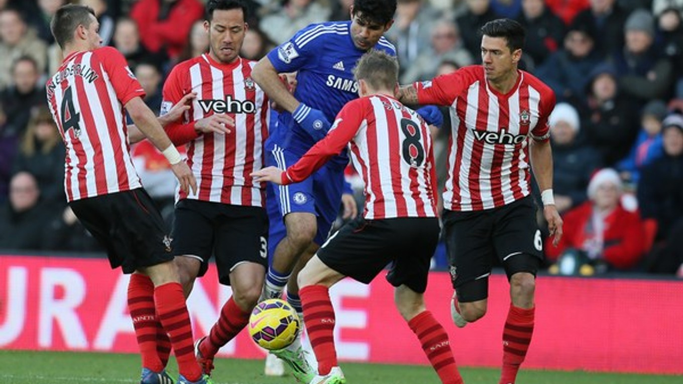 Štvorica hráčov Southamptonu sa snaží vziať loptu Diegovi Costovi.