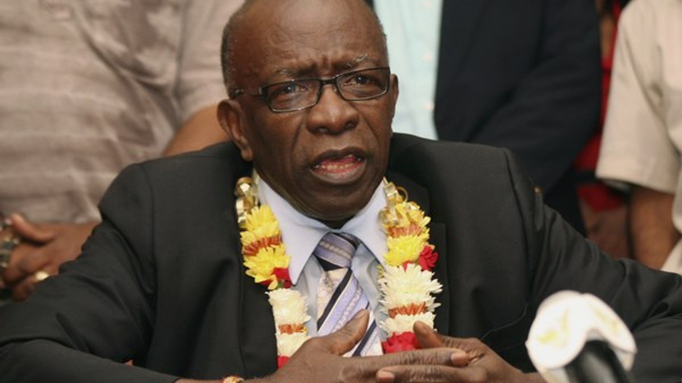 Jack Warner je jednou z ústredných postáv korupčného škandálu, v ktorom bolo na základe vyšetrovania amerických úradov z úplatkárstva obvinených štrnásť osôb.