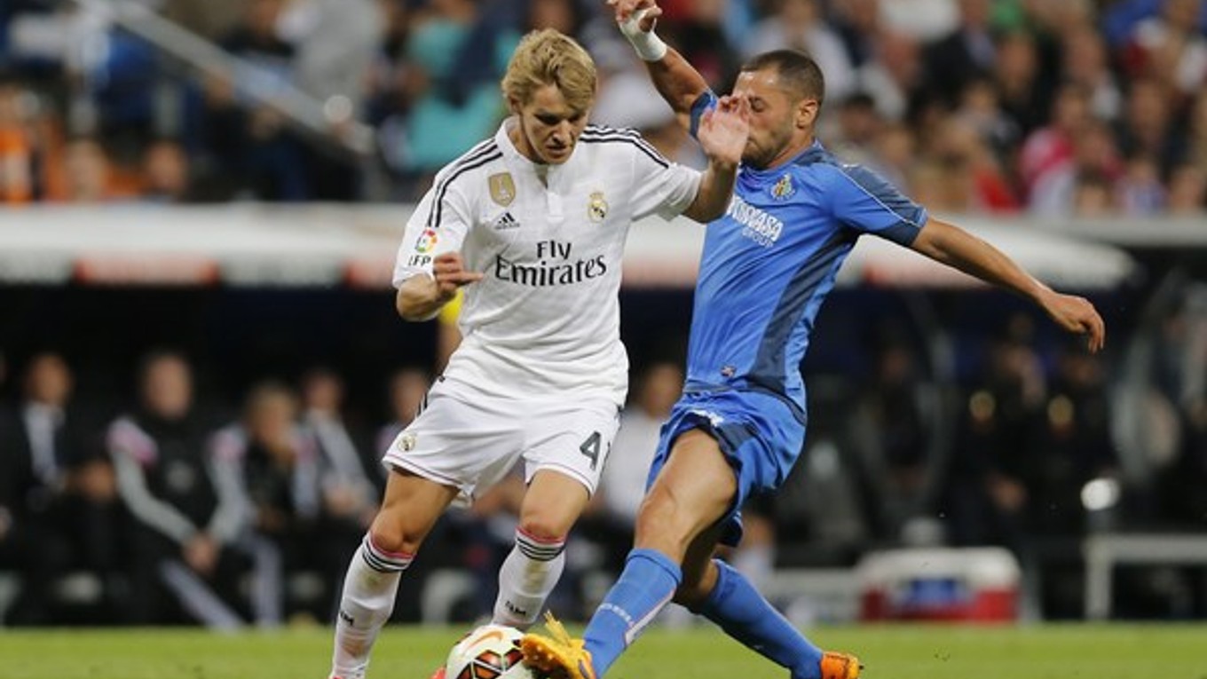 Martin Ödegaard (vľavo) absolvoval premiéru v seniorskom tíme Realu Madrid v máji v súboji proti Getafe.