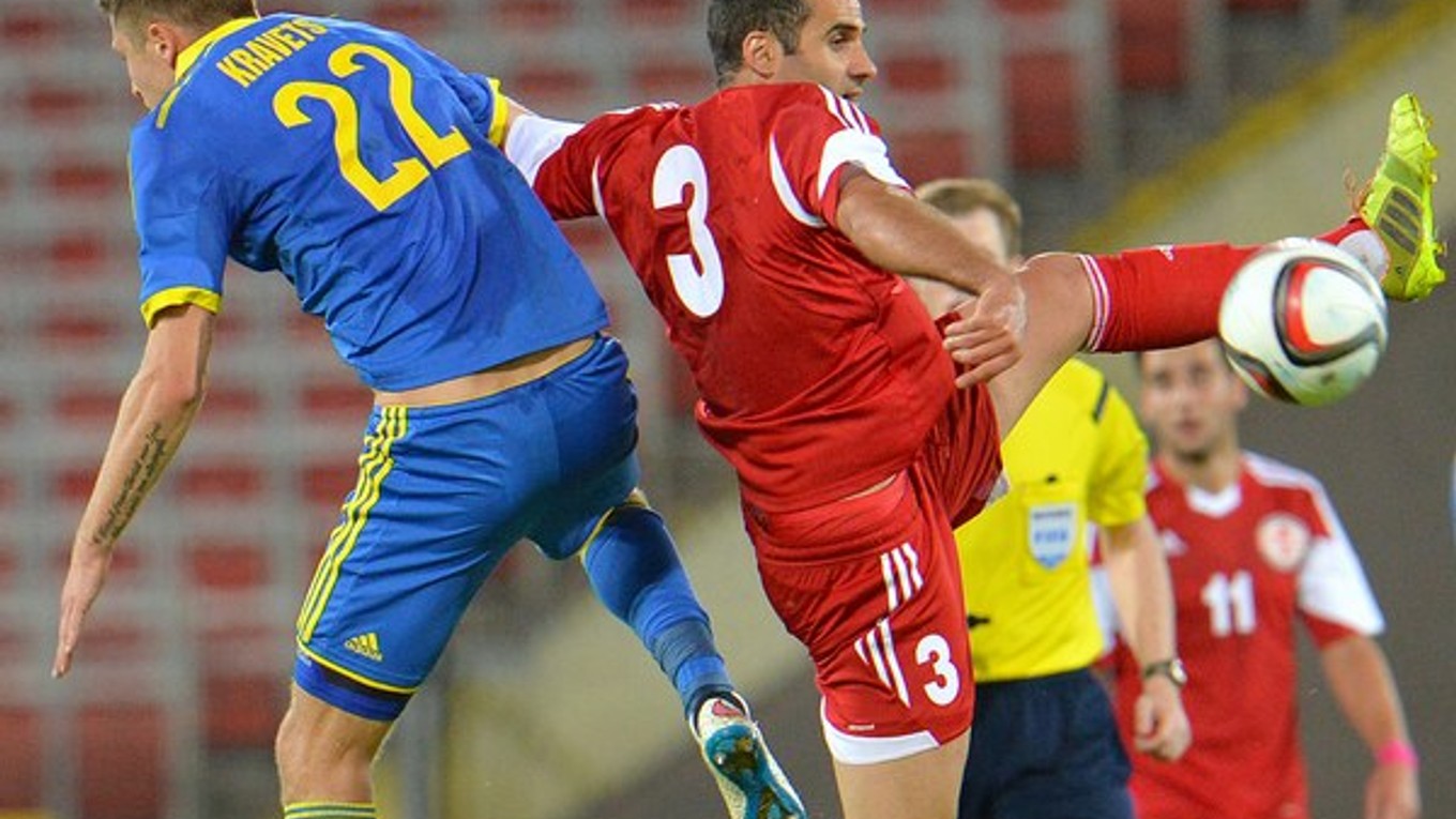 Súboj dvojice Kravec (vľavo) vs. Salukvadze. Po zápase mal väčšiu radosť ukrajinský hráč, ktorý navyše aj otváral skóre.