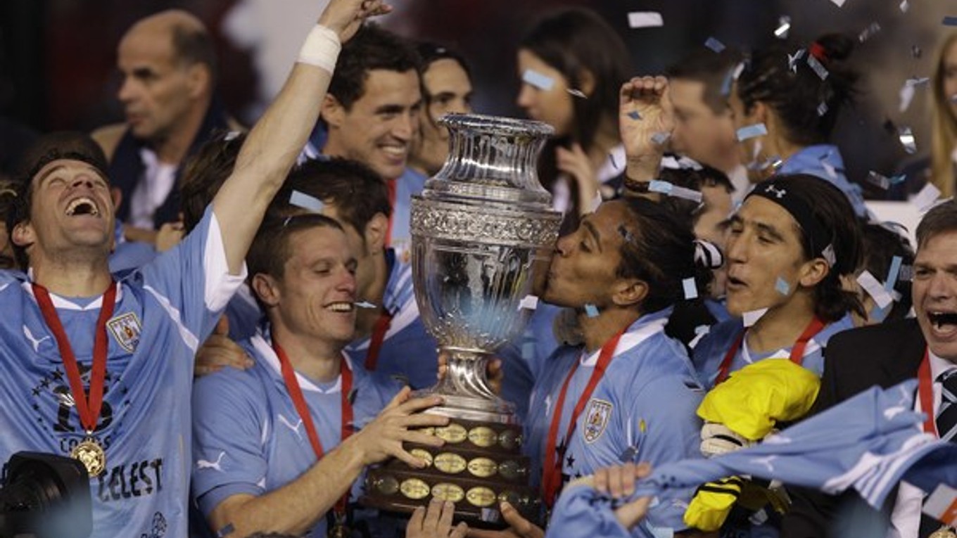 V zatiaľ poslednom finále sa zrodil jasný triumf Uruguajčanov, ktorí zdolali Paraguaj hladko 3:0 a ovládli kontinentálny šampionát.