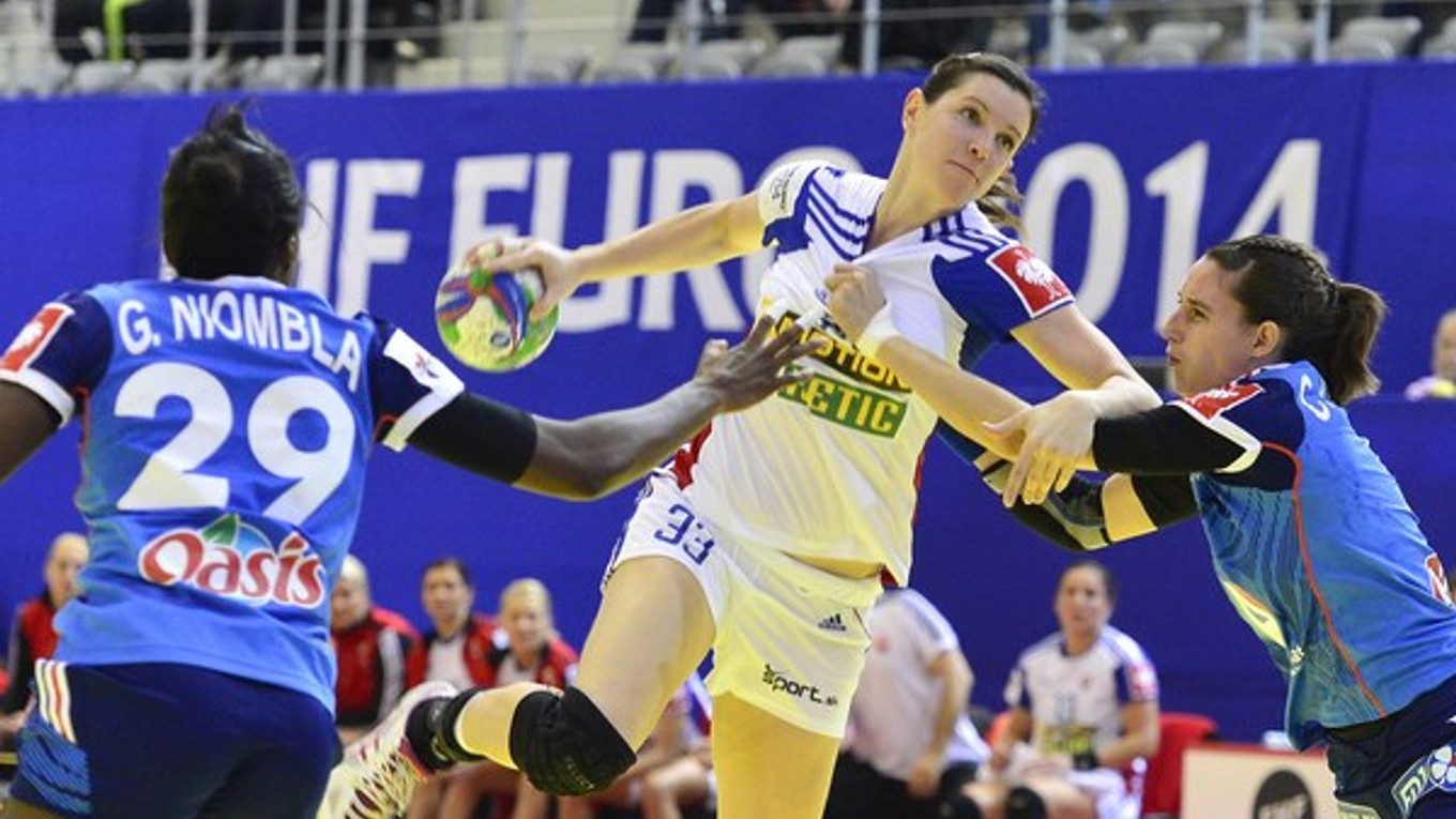 Martina Školková (uprostred) počas zápasu proti Francúzsku na lanských ME.