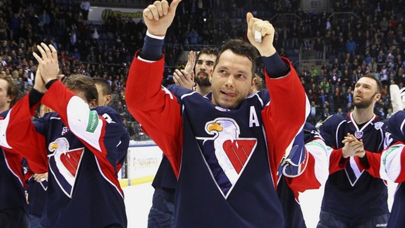 Ladislav Nagy (uprostred) má so Slovanom platnú zmluvu, ale iba pre KHL. V extralige hrať nechce.