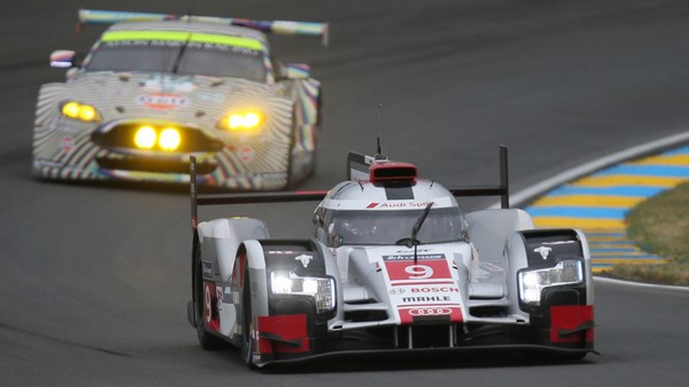 Nemecká automobilka Audi (s číslom 9) je suverénom posledných ročníkov 24 hodín Le Mans.