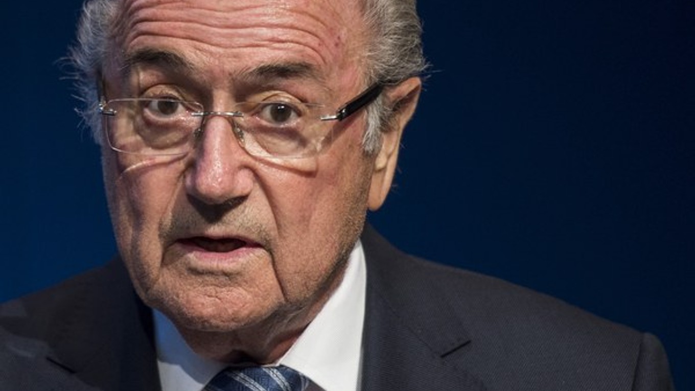 Joseph Blatter odstúpil z funkcie iba štyri dni po tom, ako ho zvolili už do jeho piateho funkčného obdobia.