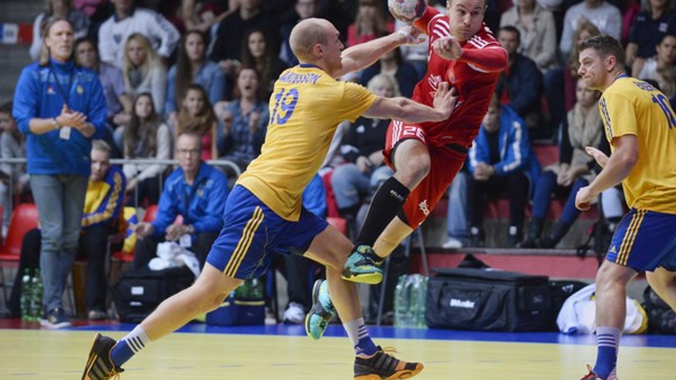 Minuloročný vzájomný zápas vyhrali Švédi. Na snímke Lukáš Gamrat zo Slovenska (uprostred) a Johan Mikael Jakobsson zo Švédska (vľavo).