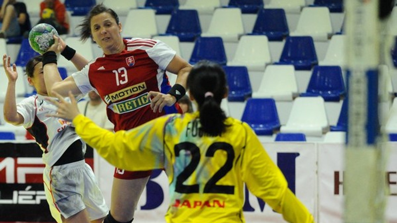 Katarína Dubajová (s číslom 13) strelila v reprezentácii už stovky gólov. Proti Španielsku však mala na chvíľu aj iné úlohy.