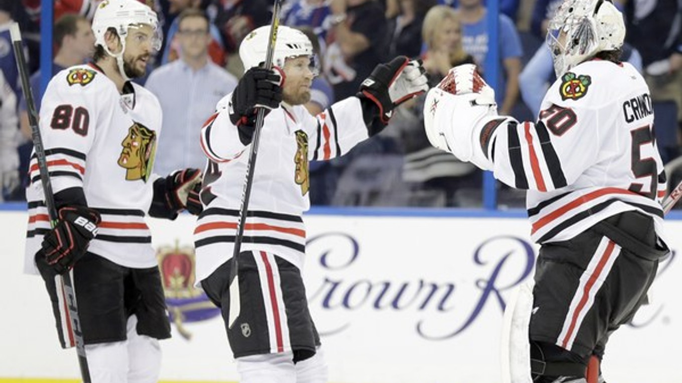 Hokejisti Chicaga Blackhawks sa tešia z triumfu v piatom zápase finále play-off NHL.