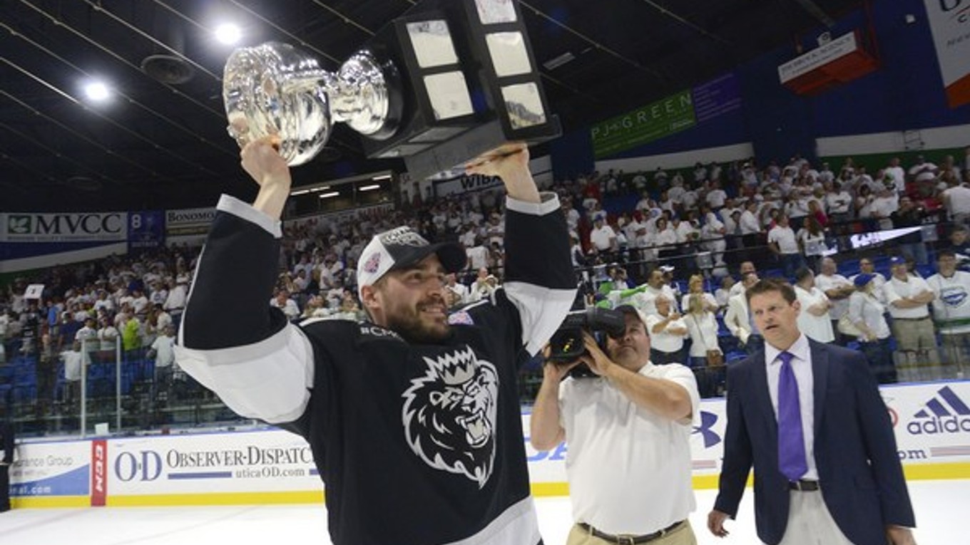 Hráč Manchestru Monarchs David van der Gulik dvíha nad hlavu trofej za triumf v AHL.