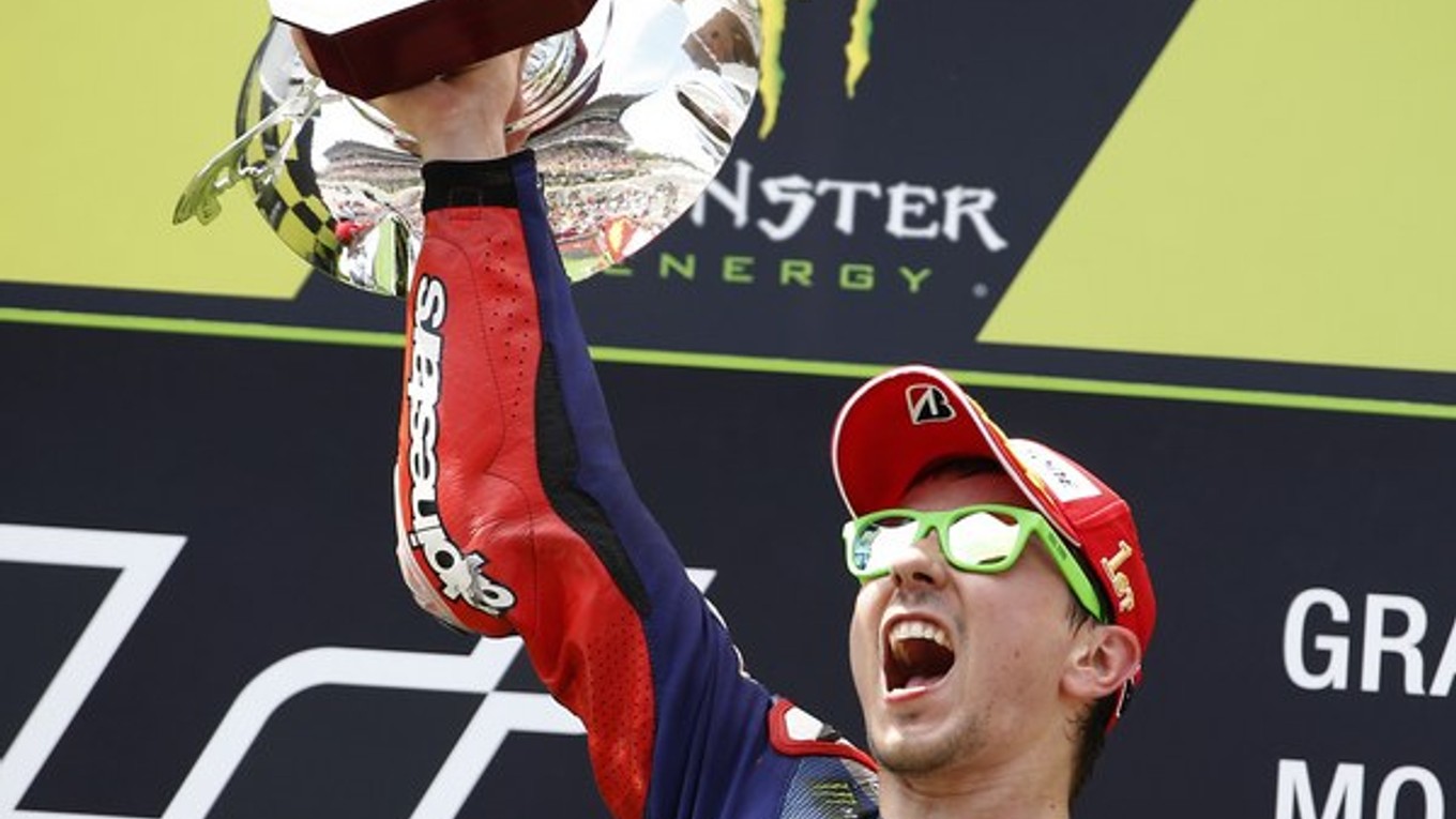 Jorge Lorenzo sa teší z víťazstva na veľkej cene Katalánska.