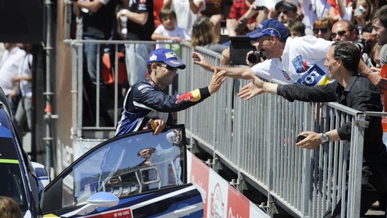 Sébastien Ogier sa teší z víťazstva na Rely Talianska bezprostredne po vystúpení z auta.