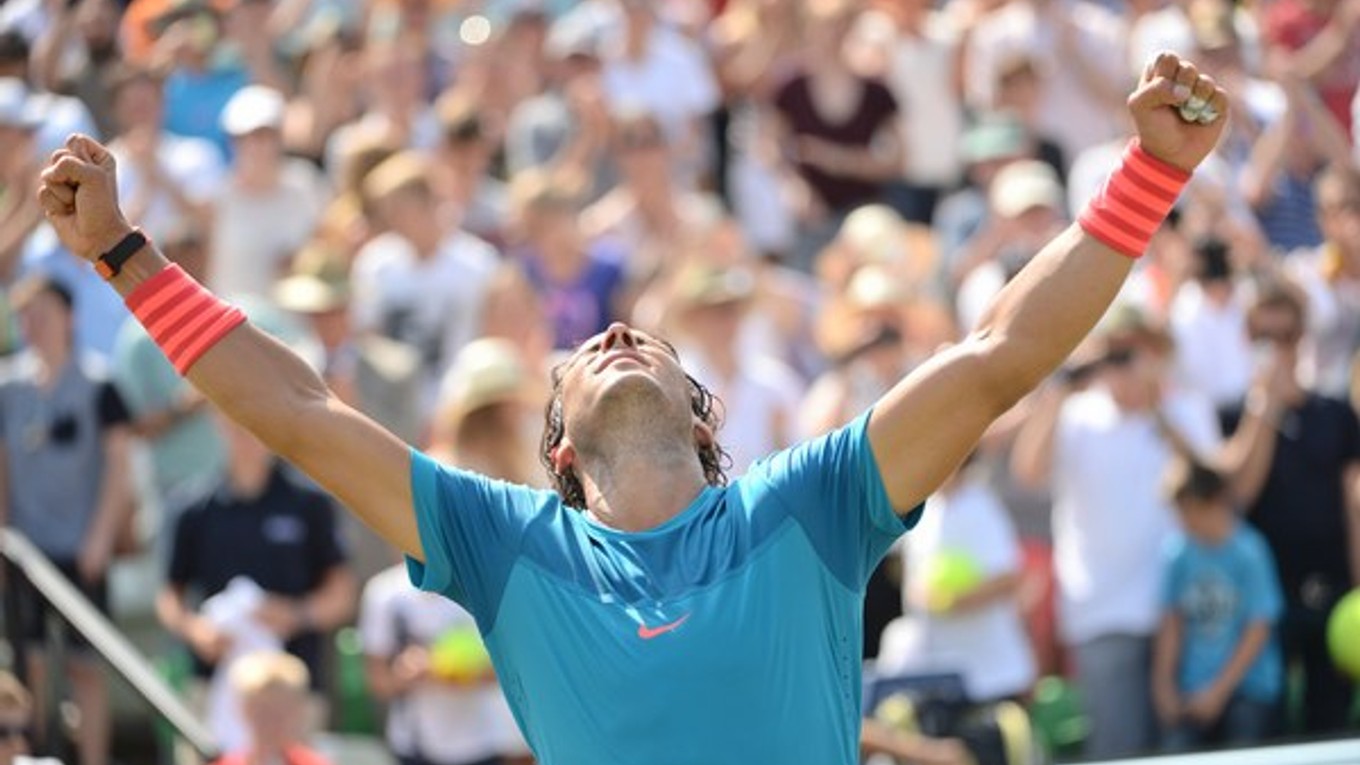 Rafael Nadal oslavuje celkový triumf na turnaji v Stuttgarte.