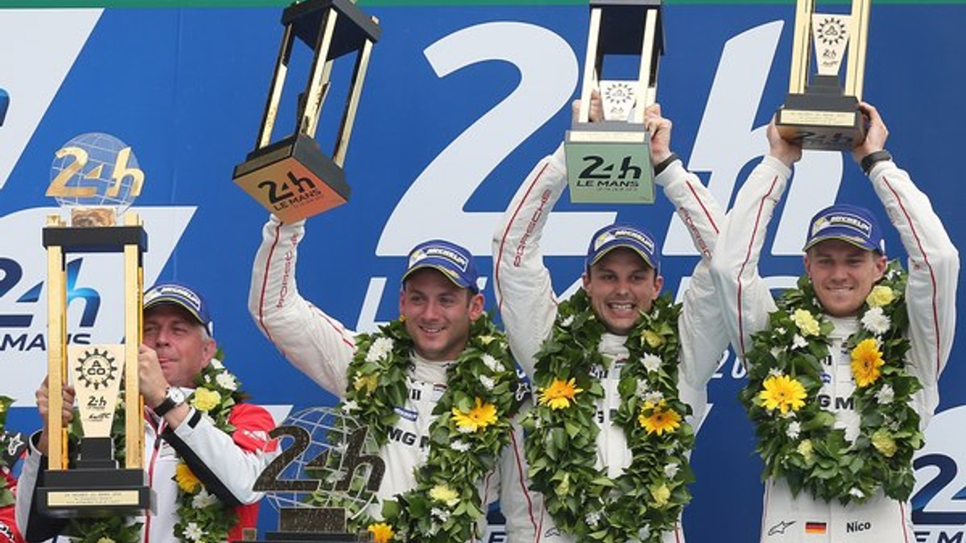 Víťazná posádka dvíha nad hlavu trofeje za triumf v Le Mans - zprava Nico Hülkenberg, Nick Tandy a Earl Bamber.