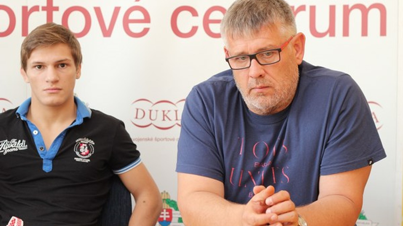 Tréner Karol Lengyel so svojím zverencom  Zoltánom Lévaiom (vľavo).