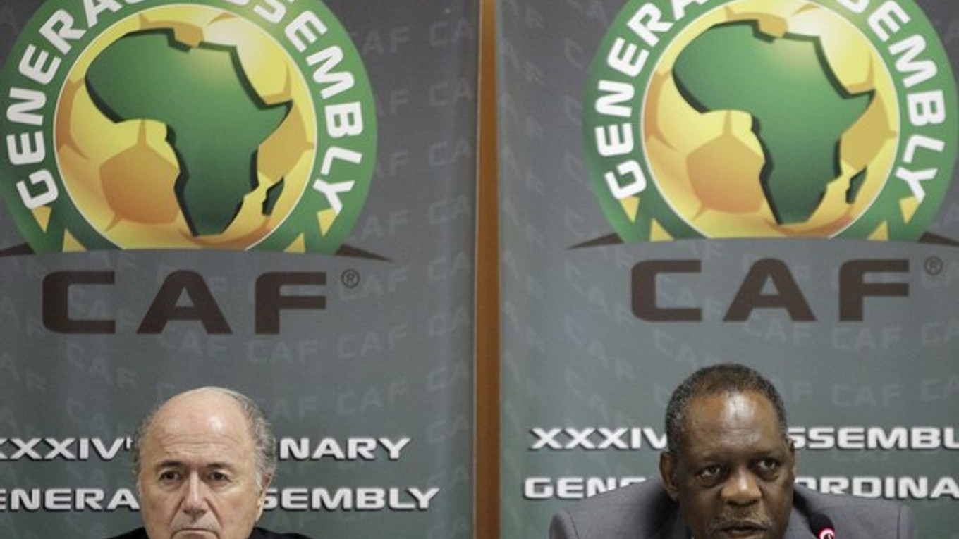 Issa Hayatou (vpravo) podporoval aj vo voľbách prezidenta Seppa Blattera.