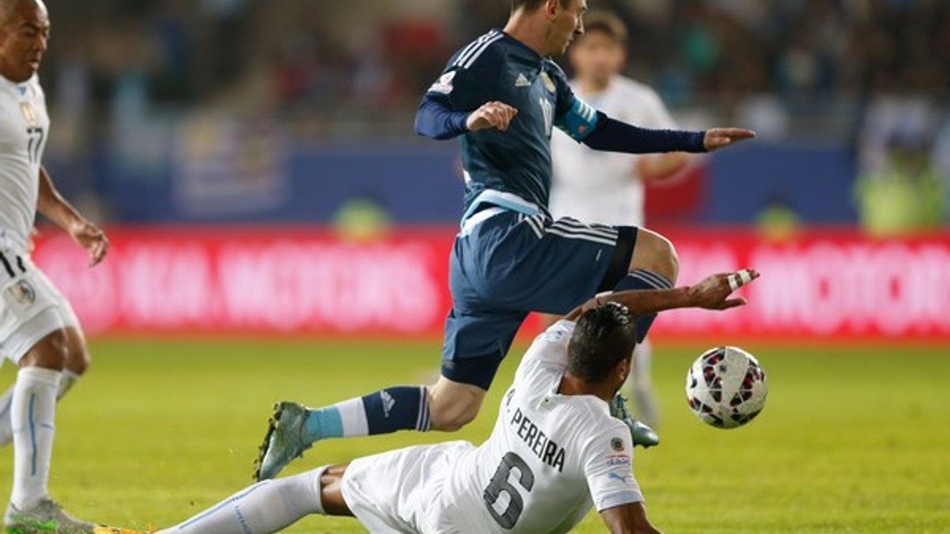 Messi sa snaží vyhnúť ležiacemu uruguajskému hráčovi.
