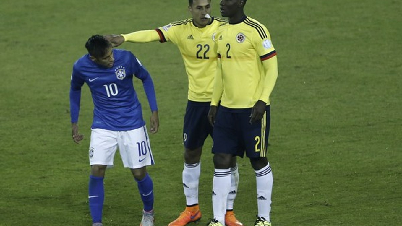 Brazílčan Neymar (vľavo) sa po zápase dostal do konfliktu aj s hráčom súpera Jeisonom Murillom (v strede).