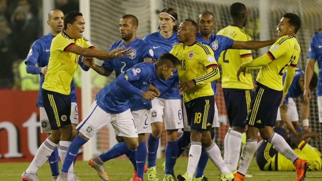Kolumbijčan Carlos Bacca (vľavo v žltom) sáca do Brazílčana Neymara.