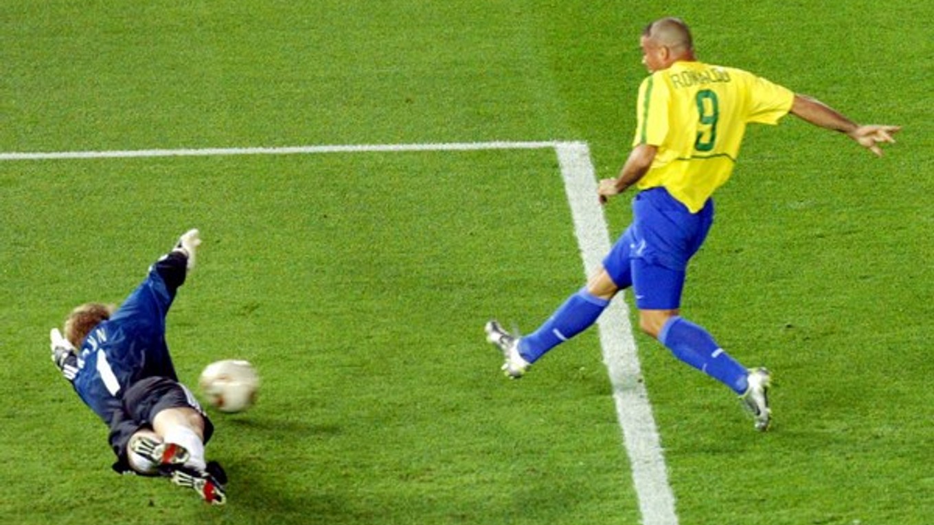 Majstrami sveta v roku 2002 sa stali futbalisti Brazílie. Na snímke z finálového duelu prekonáva Brazílčan Ronaldo nemeckého brankára Olivera Kahna.