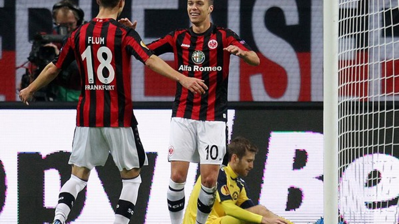 Kadlec (č. 10) je stále hráčom bundesligového Eintrachtu Frankfurt.