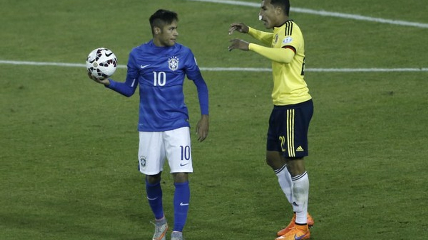 Neymar (vľavo) s kolumbijským obrancom Jeisonom Murillom.