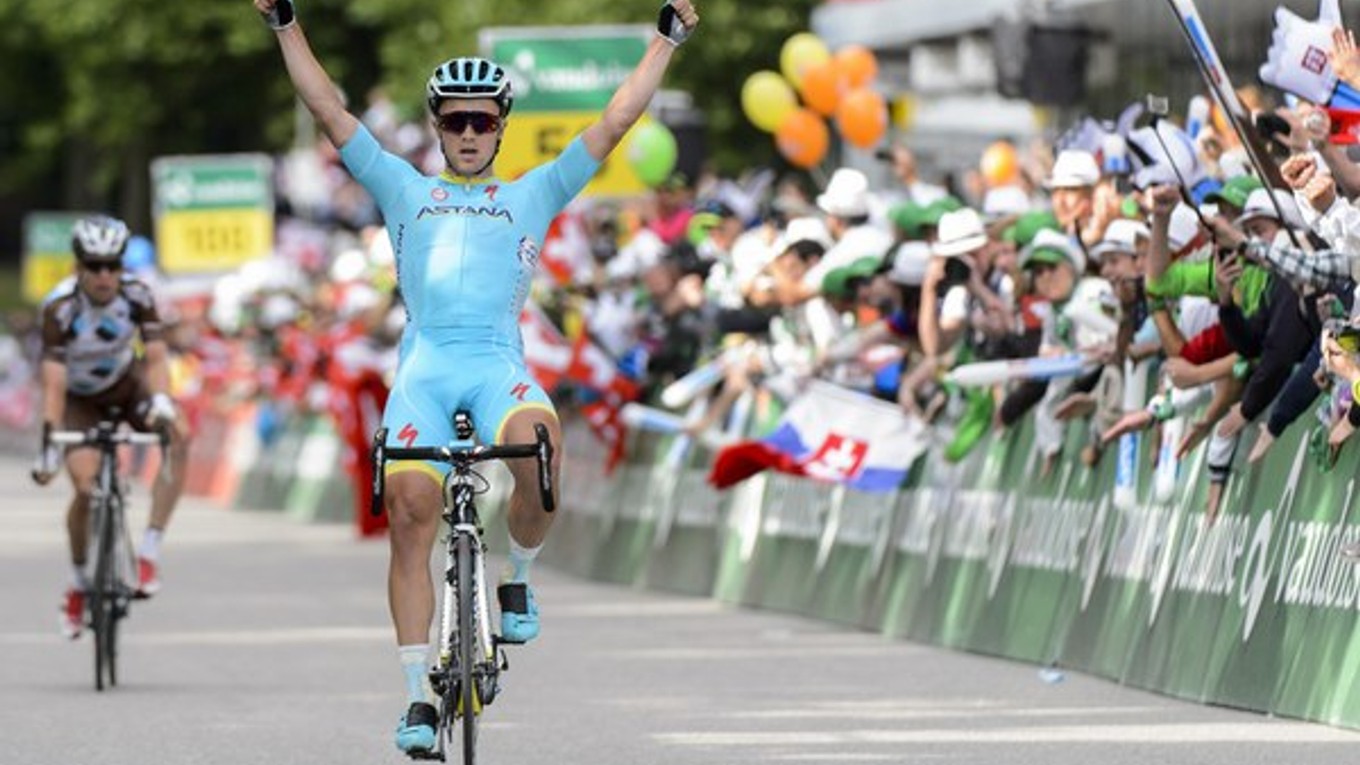 Alexej Lucenko sa tešil z víťazstva po úspešnom špurte dvojčlennej skupiny.