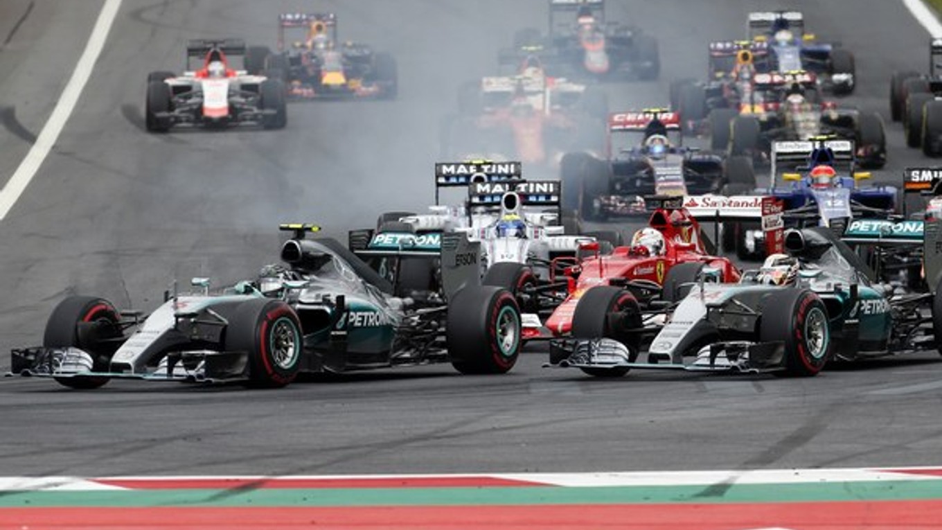 Nico Rosberg (vľavo) sa k víťazstvu v Rakúsku odpichol vydareným štartom, po ktorom predstihol Lewisa Hamiltona.