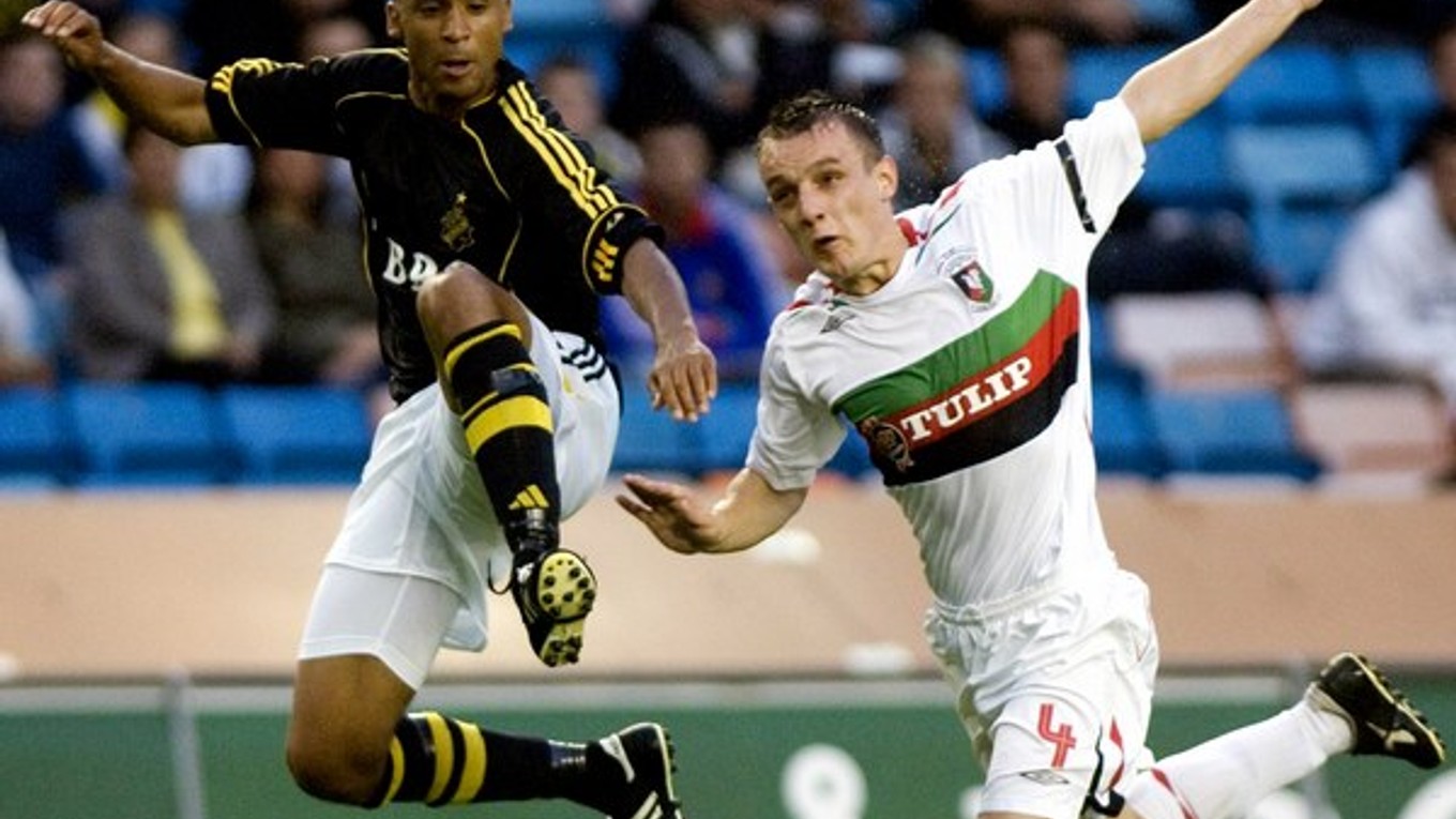 Glentoran FC pravidelne reprezentuje severoírsky futbal v pohárovej Európe. Na snímke zo sezóny 2007/08 bojuje Jason Hill (vpravo) s hráčom AIK Štokholm.
