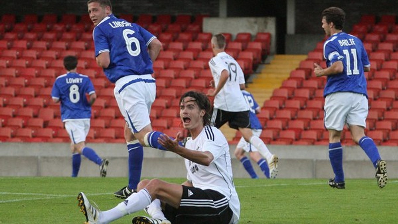 Futbalisti Linfieldu (modro-biela) sú možným súperom Spartaku Trnava v 2.predkole Európskej ligy.