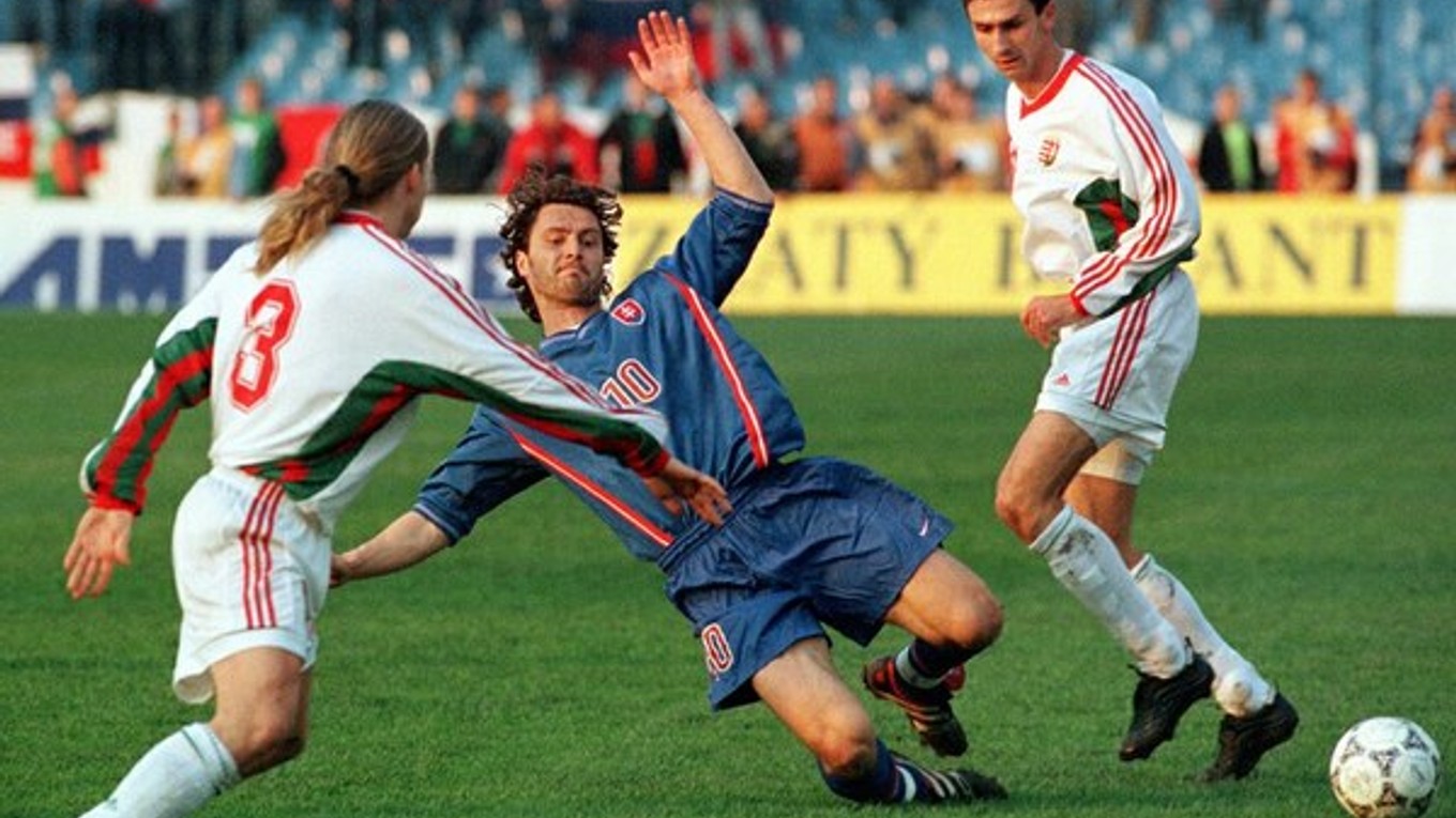 Peter Dubovský (č.10) v kvalifikačnom zápase na Tehelnom poli o postup na ME 2000. Písal sa 31. marec 1999 a Slovensko remizovalo s Maďarskom 0:0.