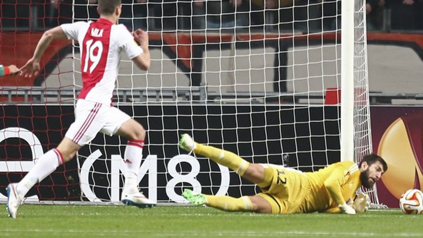 Kuciak likviduje šancu útočníkovi Ajaxu Amsterdam Arkadiuszovi Milikovi.