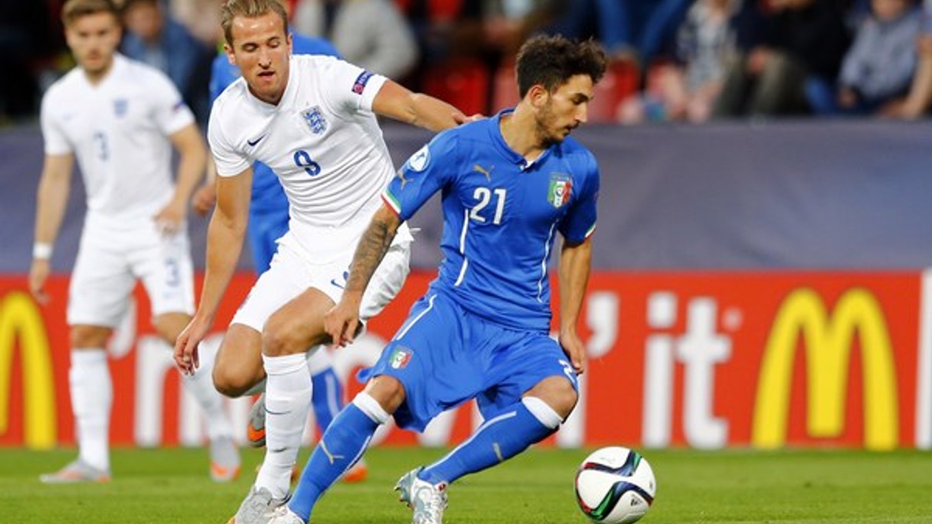 Na snímke vpravo taliansky reprezentant Danilo Cataldi, vľavo anglický hráč Harry Kane.
