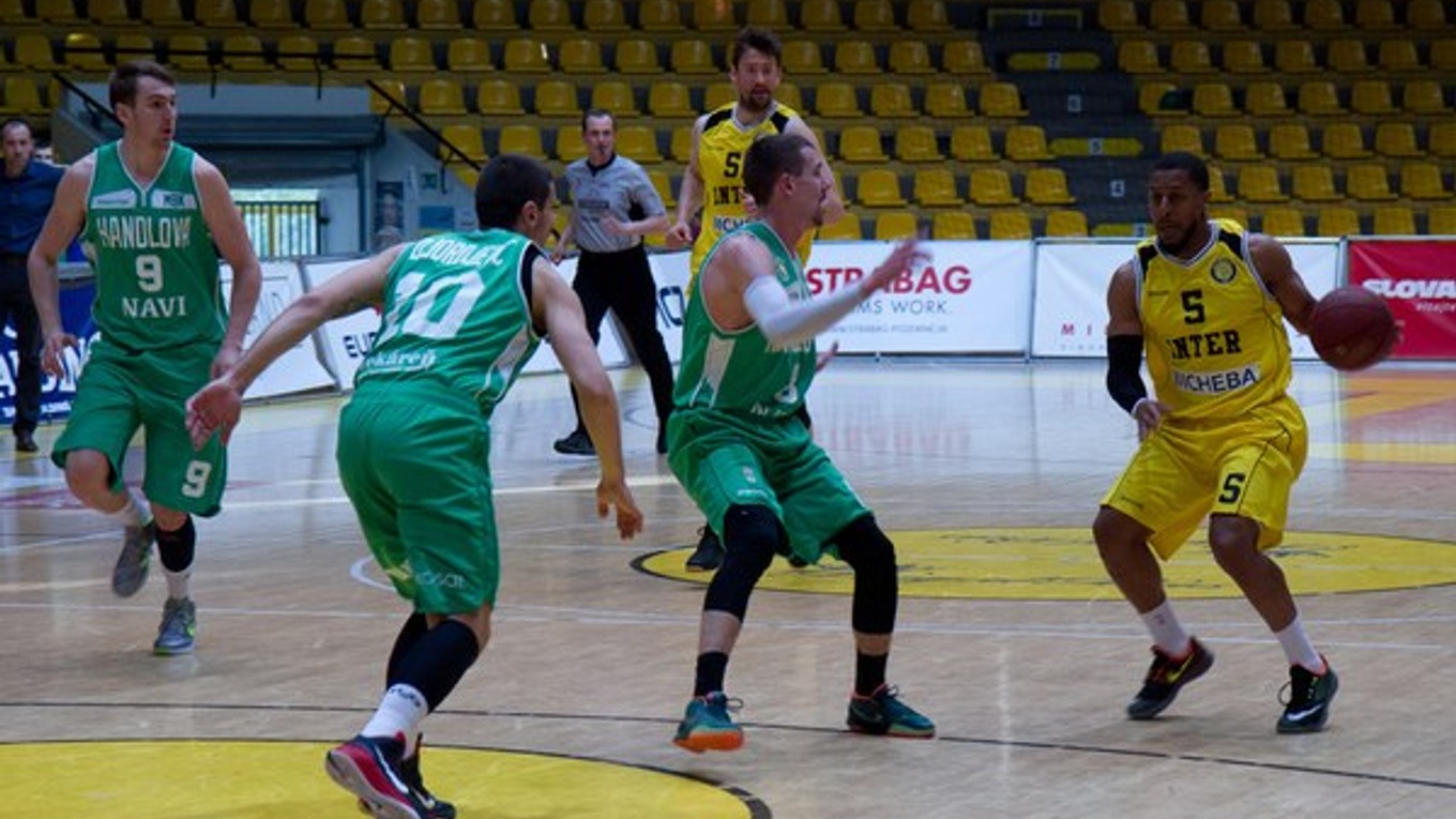 Handlová (v zelenom) bojovala v poslednej sezóne o bronzové medaily s bratislavským Interom.