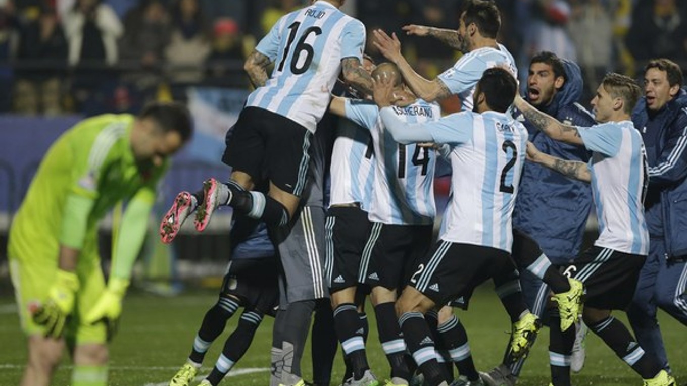 Futbalisti Argentíny oslavujú postup, vľavo smúti brankár Kolumbie David Ospina.