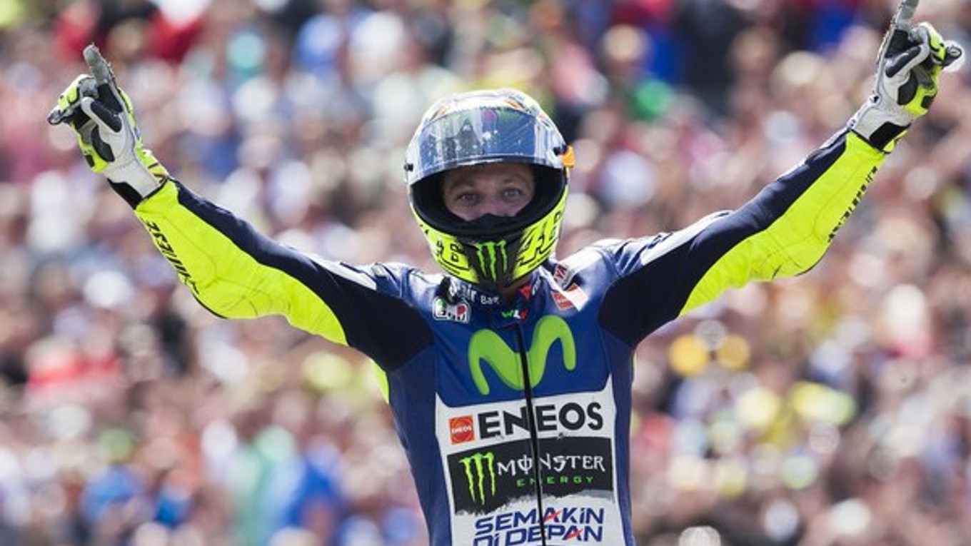 Valentino Rossi oslavuje víťazstvo na Veľkej cene Holandska.