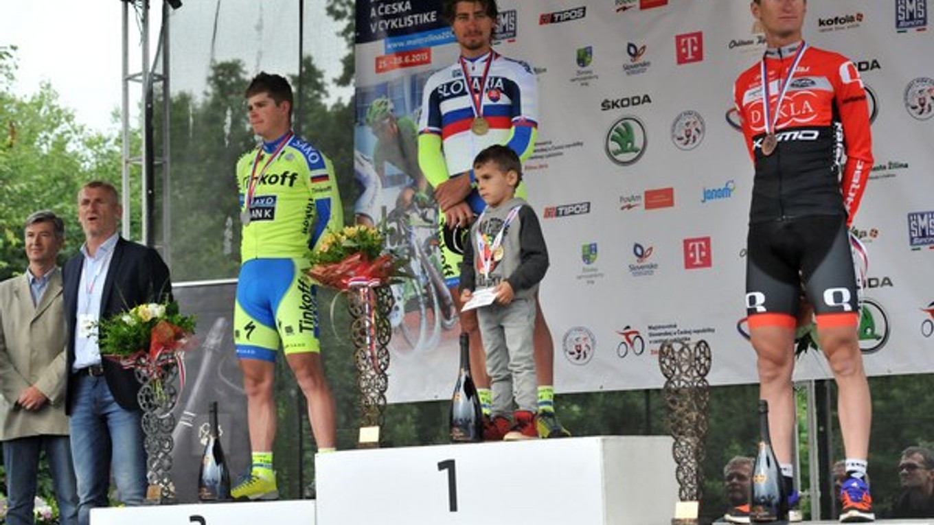 Sagan (v strede) suverénne vybojoval titul majstra Slovenska v pretekoch s hromadným štartom na spoločných MSR a MČR cestných cyklistov v Žiline.