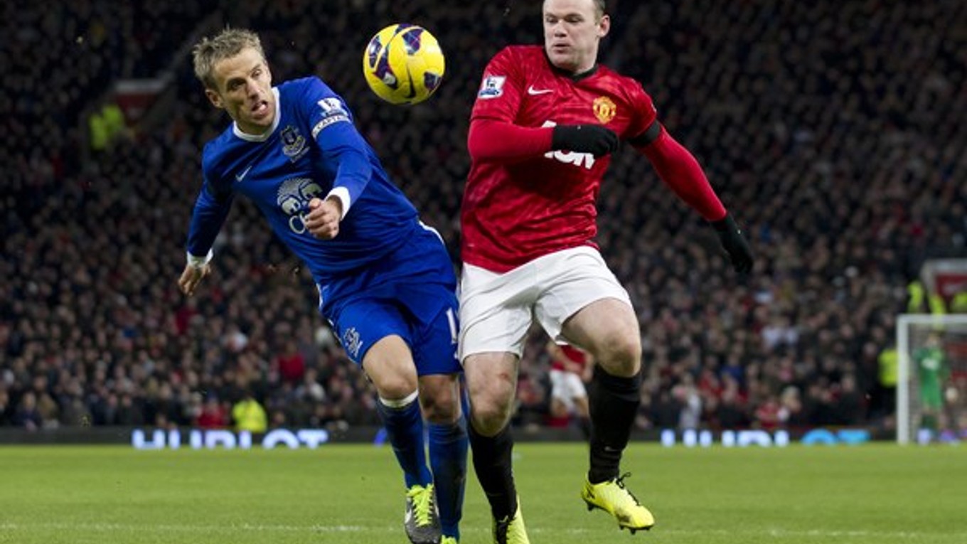 Phil Neville (vľavo) zastával v Evertone tiež funkciu kapitána.